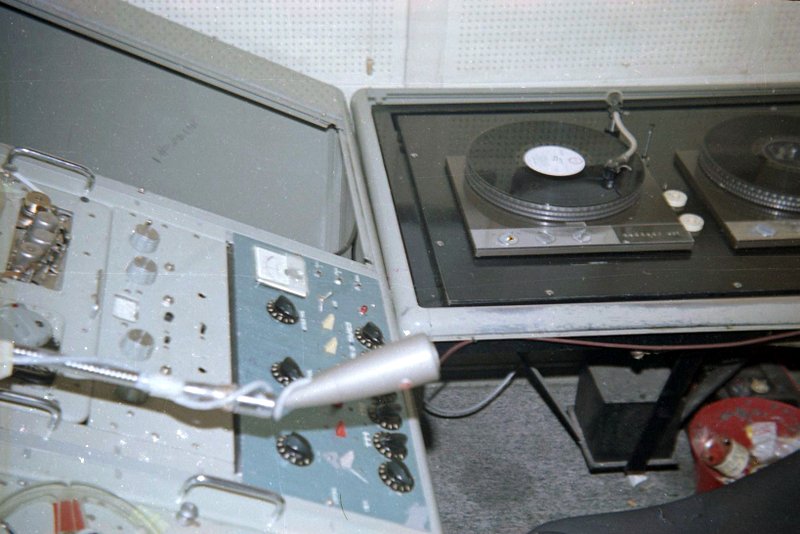 turntables and mixing desk